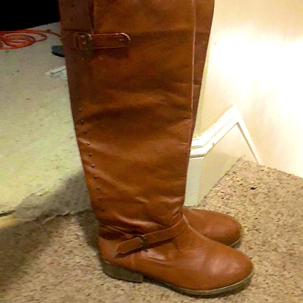 Brown leather boots. super cute.